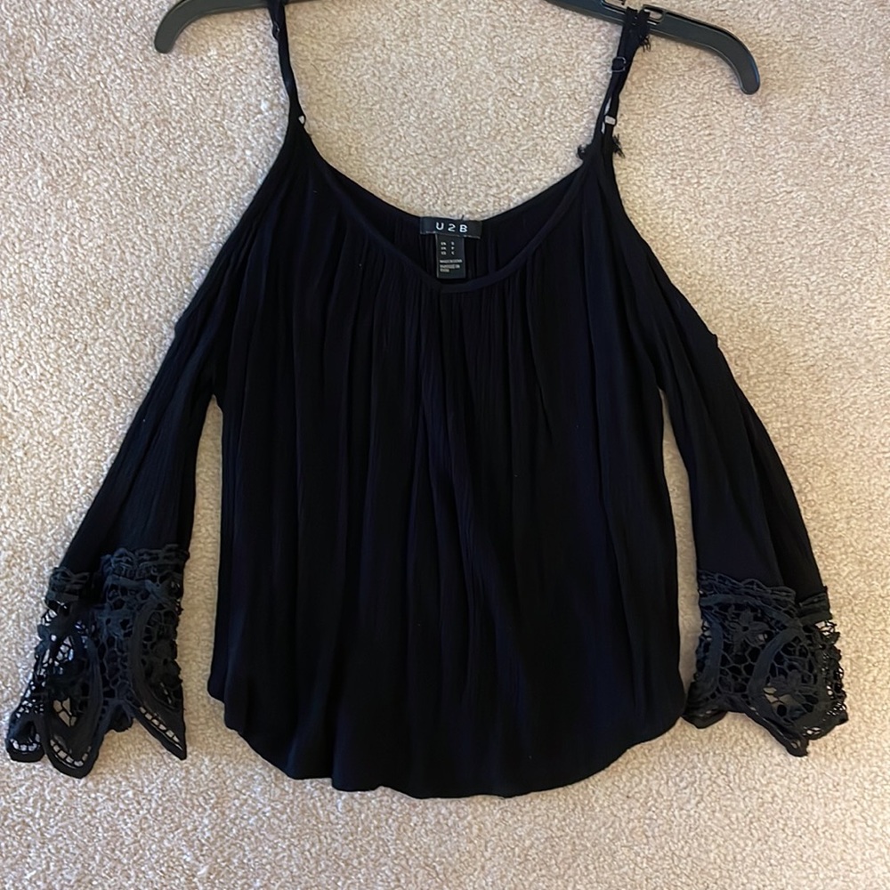 2/$8❗️U2B | open shoulder stylish top - Picture 1 of 6